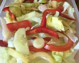 Fűszeres csirkemell szeletek, friss salátával, mozzarellával, rizzsel recept fázis 2 fotója
