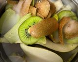 Une image de l'étape 1 de Sirop aux épluchures de poire et kiwi.