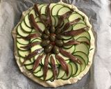 Une image de l'étape 3 de Pizza courgettes tomates aubergines feta anchois câpres italiennes.