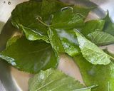 Gambar langkah 1 resipi Daun Mulberi celup tepung bersama chilli oil.