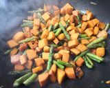 Foto del paso 4 de la receta: Wok de batata, zanahoria y espárragos verdes con vinagreta