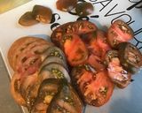 Une image de l'étape 4 de Salade de tomates bicolores à la burrata di buffala et persil haché.