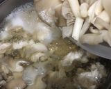 รูปขั้นตอนการทำที่ 6 ของ ต้มยำไก่ใส่เห็ดนางฟ้า น้ำใส