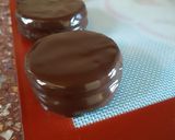 Foto del paso 6 de la receta: Alfajores sablee (bañados en chocolate, c/ crocante de maní)