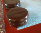 Foto del paso 6 de la receta: Alfajores sablee (bañados en chocolate, c/ crocante de maní)