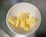 Une image de l'étape 1 de Gâteau fondant aux 3 prunes, pommes et mûres.
