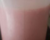 A picture of step 3 of Strawberry lassi.