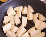 Hình bước làm 2 của món Sườn hầm khoai tây, kim chi