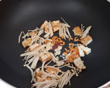 美味的便當菜-油豆腐金針菇炒高麗菜的食譜步驟2照片