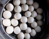 A picture of step 3 of Goli idli.