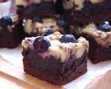 Foto langkah ke 7 dari resep Blueberry Brownies Cheesecake.