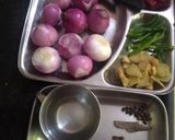 A picture of step 1 of Vinegar onion sirke wale pyaz.