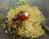 Foto langkah ke 4 dari resep Mie goreng udang.