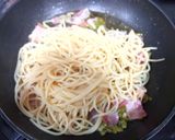 Foto del paso 4 de la receta: Espaguetis con ajo, bacon y pimiento verde
