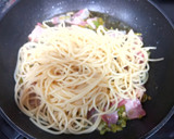 Foto del paso 4 de la receta: Espaguetis con ajo, bacon y pimiento verde