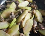 Hình bước làm 2 của món Bí đao xào lòng gà