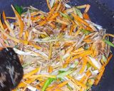 Foto langkah ke 4 dari resep Lumpia Ayam Suwir Wortel.