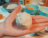 Foto del paso 4 de la receta: Bolitas de arroz frito rellenas de bonito y mayonesa de soja