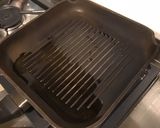 Une image de l'étape 2 de Aubergines grillées façon gâteau aux tomates, farce au chapon, pesto et emmental.