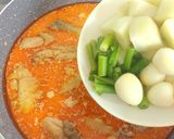 Foto langkah ke 4 dari resep Gulai Ayam Kampung Bumbu Praktis.