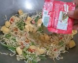 Foto langkah ke 5 dari resep Cah Sawi Toge dan tahu.
