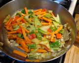 Foto del paso 3 de la receta: Muslos de pollo estofados al curry