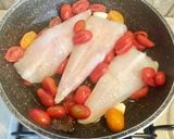 Foto del passaggio 2 della ricetta Rana pescatrice (o coda di rospo) con capperi, acciughe e datterini