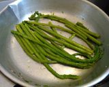 Foto langkah ke 2 dari resep Fish Steak "tilapia" black pepper sauce ft Asparagus.