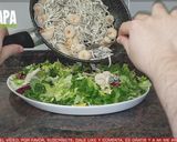 Foto del paso 2 de la receta Ensalada templada de gulas y gambas