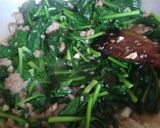 Foto langkah ke 4 dari resep Tumis sawi pagoda dan daging cincang.