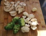 Foto del paso 2 de la receta: Contramuslo de pollo con verduras al wok