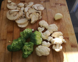 Foto del paso 2 de la receta: Contramuslo de pollo con verduras al wok