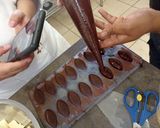 Foto del paso 10 de la receta: Bombones de chocolate con relleno de chapulín