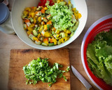 Foto del paso 5 de la receta: Ensalada de melocotón con aguacate y surimi