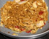 Foto langkah ke 6 dari resep Mie goreng sederhana.