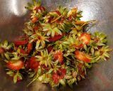 Une image de l'étape 1 de 🍓Sirop de queues de fraises🍓.