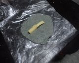 Foto del paso 4 de la receta: Mini quesadillas azules para botana rellenas de queso de chiva