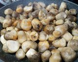 Hình bước làm 2 của món Nấm rơm kho tiêu