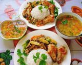 Hình bước làm 4 của món Cơm dĩa gà chiên,rau củ xào thịt xay và canh súp rau củ