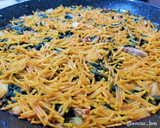 Foto del paso 10 de la receta: Fideos con secreto, espinacas y calçots