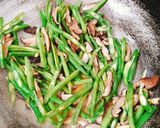 Hình bước làm 1 của món Tôm thẻ xào đậu nấm