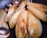 Hình bước làm 3 của món Rau Diếp Xoăn Trắng & Nấm Mỡ Áp Chảo Sốt Dấm Mù Tạt