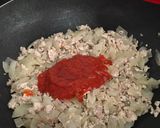 Foto del paso 2 de la receta Pimientos rellenos de pollo, cebolla caramelizada y albahaca con un toque de tomate