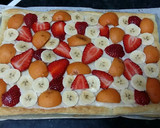 Foto del paso 4 de la receta: Tarta de hojaldre con nísperos, fresas y plátano