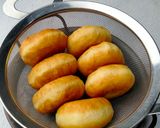 Foto langkah ke 4 dari resep Donat Tanpa Ulen.