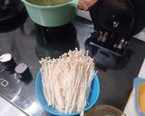 Foto langkah ke 2 dari resep Sop Tofu Enoki.