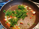 Salmón a las finas hierbas y ensalada tornillos