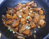 Hình bước làm 3 của món Gà xào hành tây