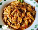 Foto langkah ke 5 dari resep Tumis Jamur Tiram Pedas Daun Jeruk.