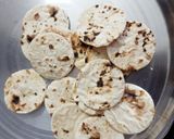 लेफ्टओवर रोटी से कुरकुरी देसी सेव पूरी (leftover roti se kurkure desi sev puri recipe in Hindi) रेसिपी चरण 1 फोटो